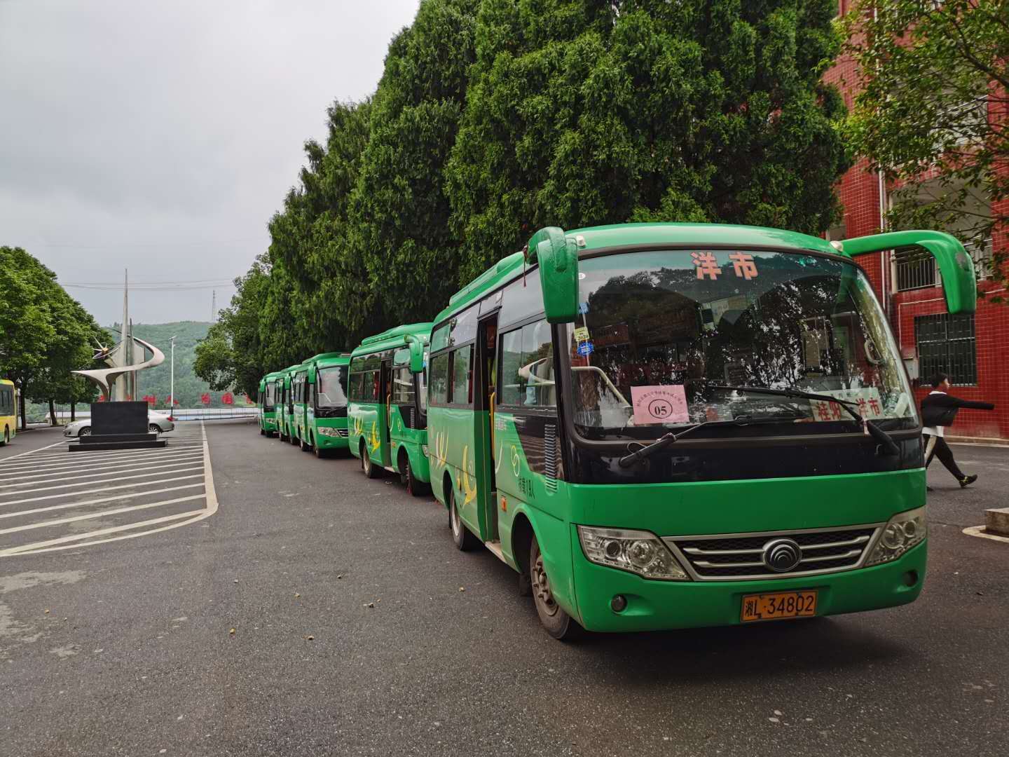 郴汽集團(tuán)桂陽汽車站安全運(yùn)送考生到達(dá)體育中考考點(diǎn)